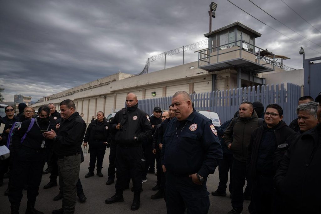 Elementos de la Policía Estatal Penitenciaria se manifiestan en La Mesa para exigir mejoras laborales