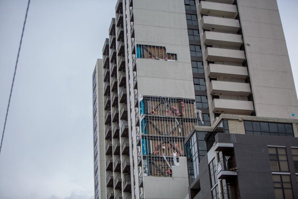 Fuertes vientos provocan caída de poste y pared en edificio de la Zona Centro