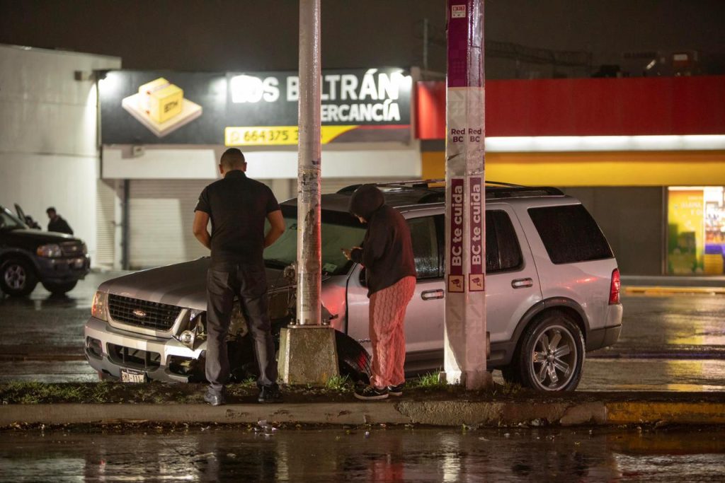 Joven pierde el control de su vehículo y terminó impactado en un poste