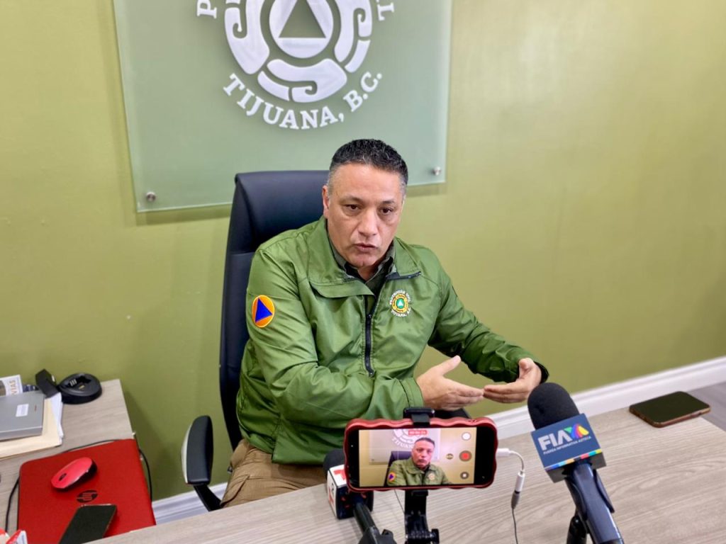 Fuertes vientos y suelo reblandecido elevan riesgos en Tijuana, advierte Protección Civil