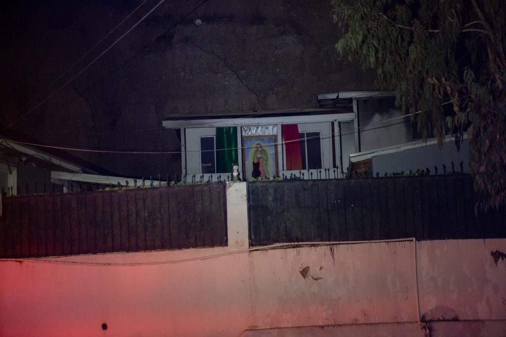 Ataque con bombas molotov incendia cuarto de madera en Cañón de las Rosas