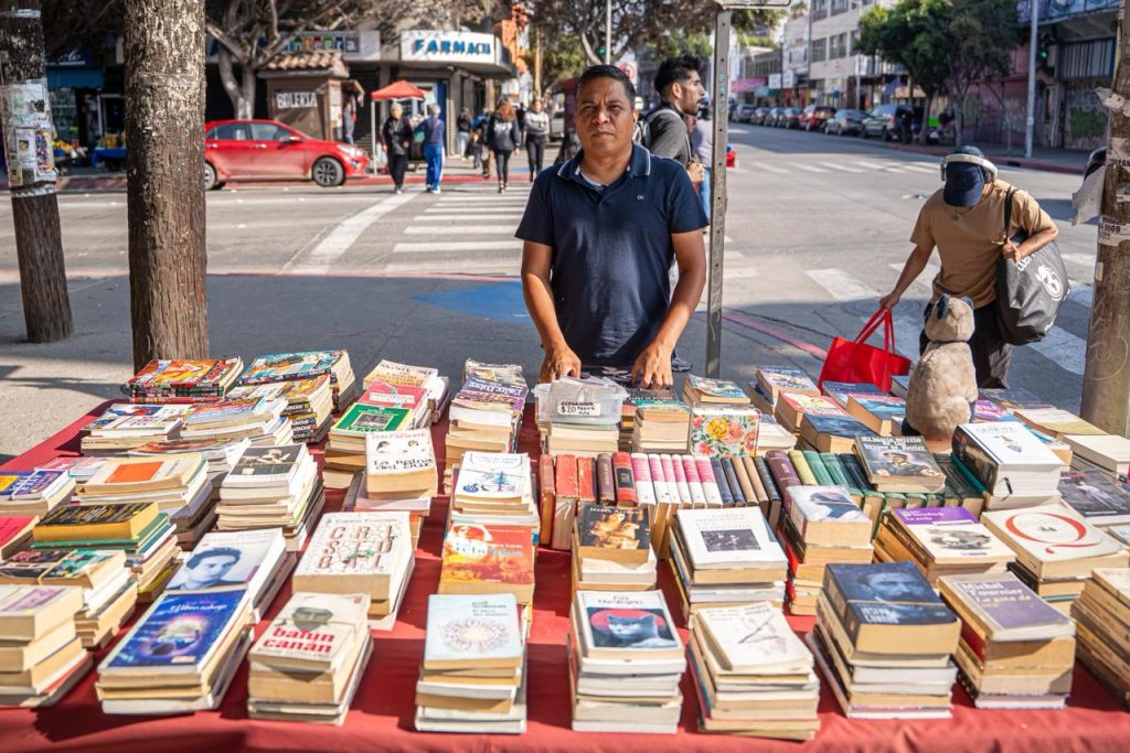 En la calle 4ta, Isaías mantiene vivo el hábito de la lectura 3Tijuana