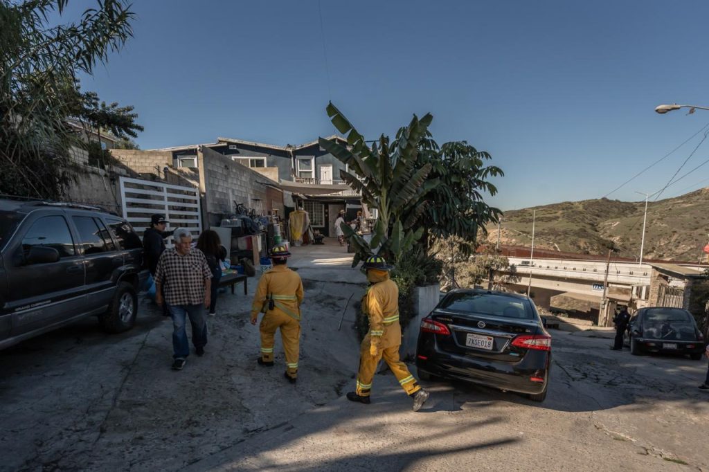Evacúa viviendas por deslizamiento en la colonia Libertad en Tijuana
