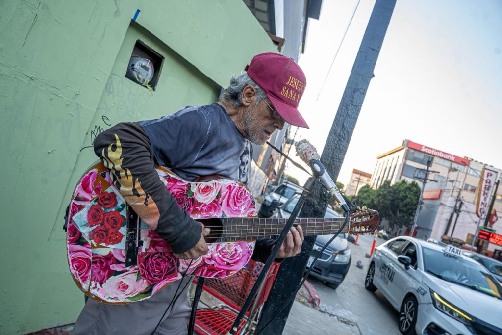 Adrián, el músico que no renuncia pese a los obstáculos