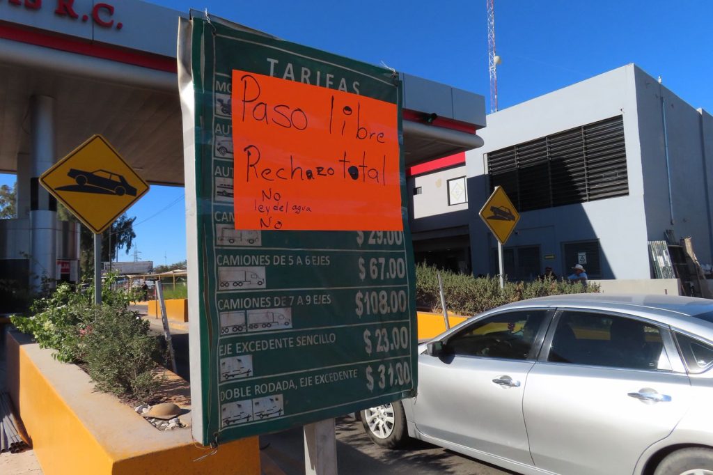 Trabajadores del campo bloquean casetas de cobro para cruzar a San Luis Río Colorado