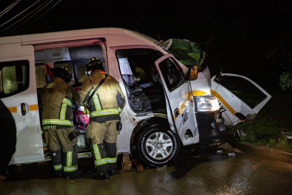 Taxista queda prensado tras chocar contra poste en Granjas Familiares La Esperanza