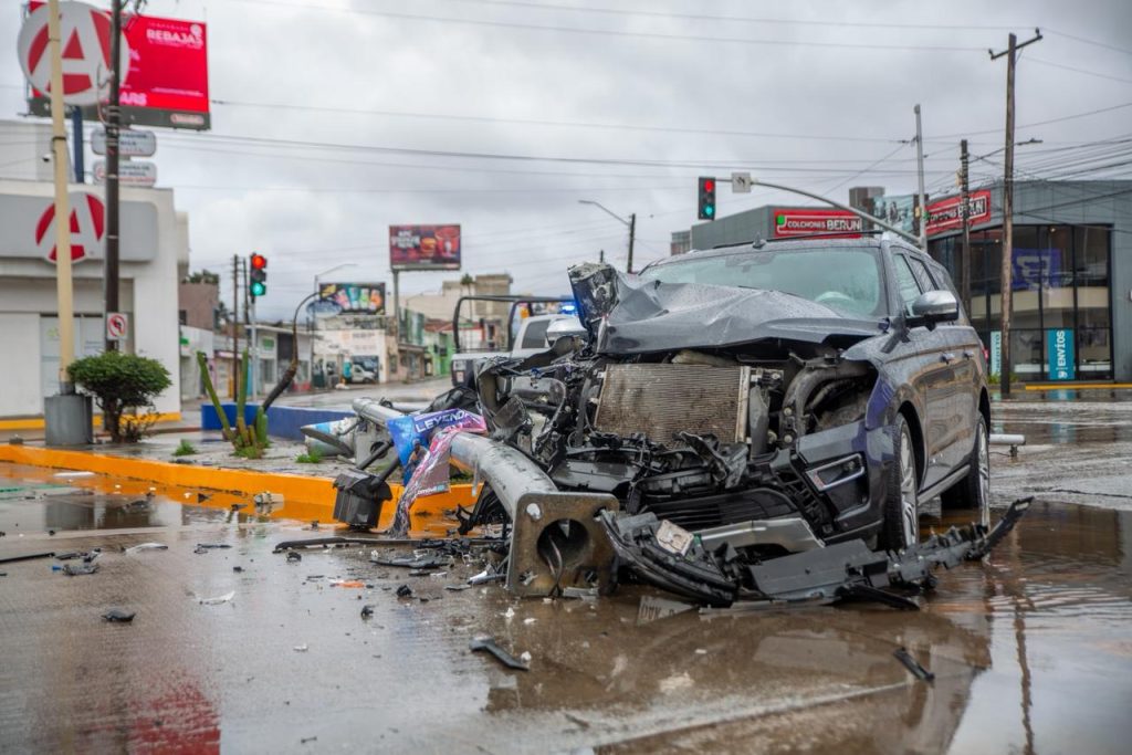 Camioneta Expedition es abandonada tras chocar en Plaza Milenio
