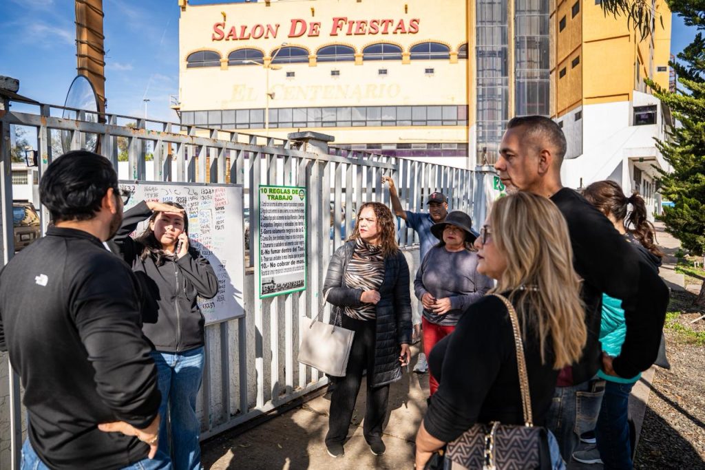 Viaje de Año Nuevo termina en desastre, más de 30 autos inundados en estacionamiento público