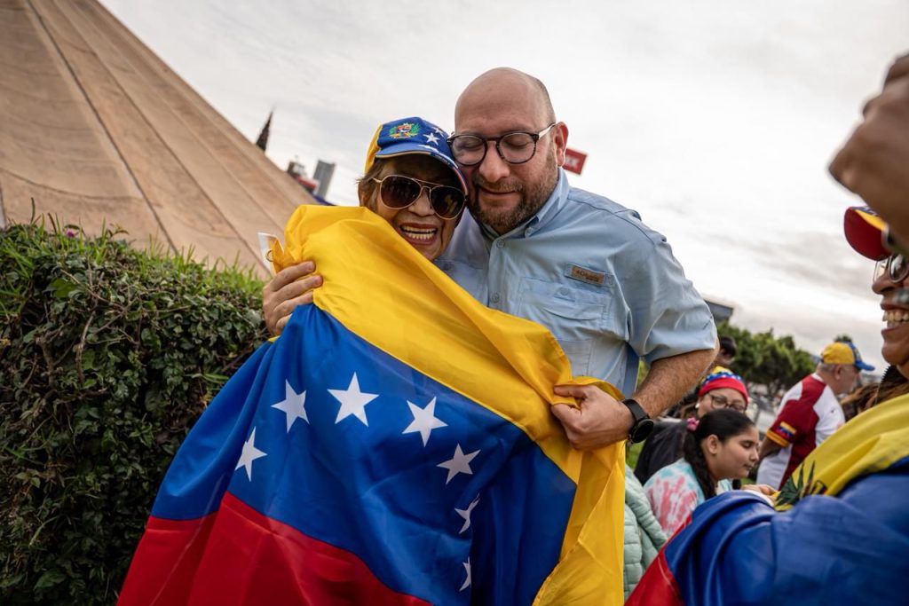 Comunidad venezolana en Tijuana se reúne para celebrar la captura de Nicolás Maduro, lo que señalan como “uno de los mejores días de sus vidas”