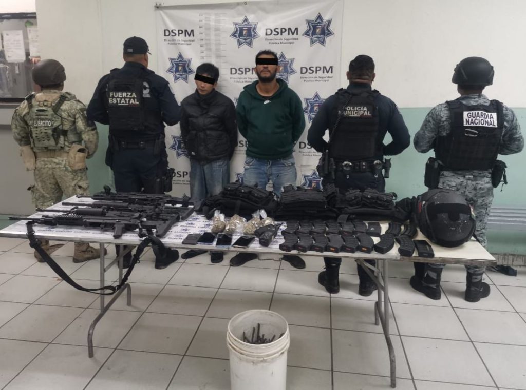 Atrapana par de sujetos con equipo táctico, armas y drogas
