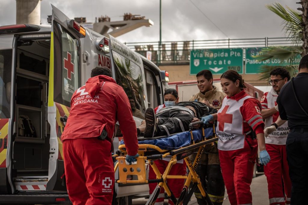 Hombre cae del puente México y resulta con lesiones graves
