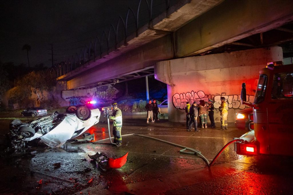 Dos jóvenes resultan lesionados tras volcadura en la Vía Rápida Oriente; entre ellos un menor
