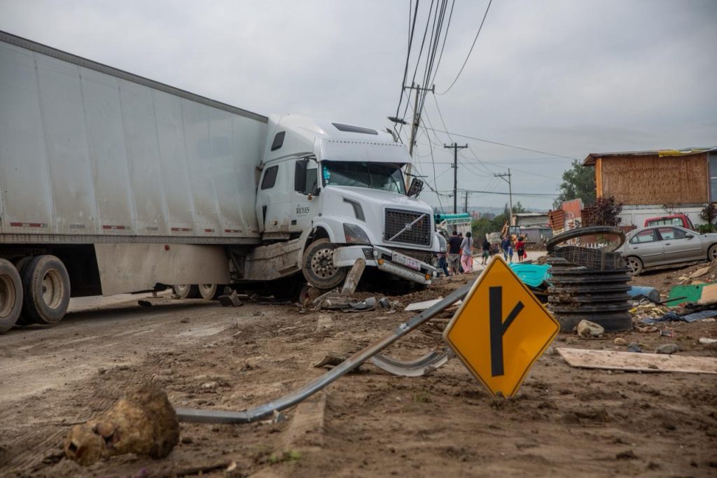 Tráiler sale del camino en la Vía Rápida Alamar y derriba poste y señalamientos