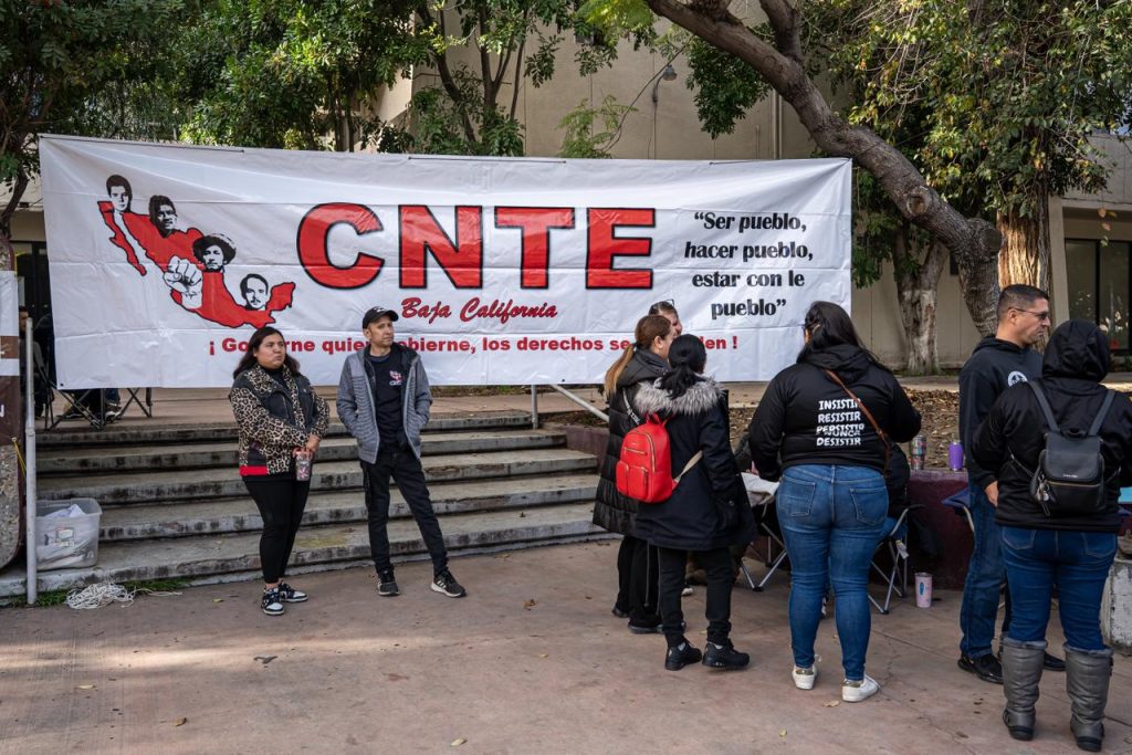 Maestros de la CNTE se manifiestan en Tijuana para exigir pago a interinos