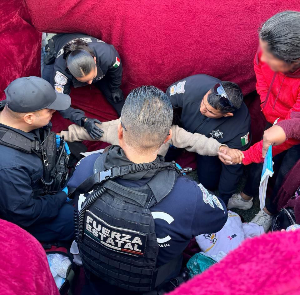 Auxilian agentes de Fuerza Estatal en labor de parto #Ensenada