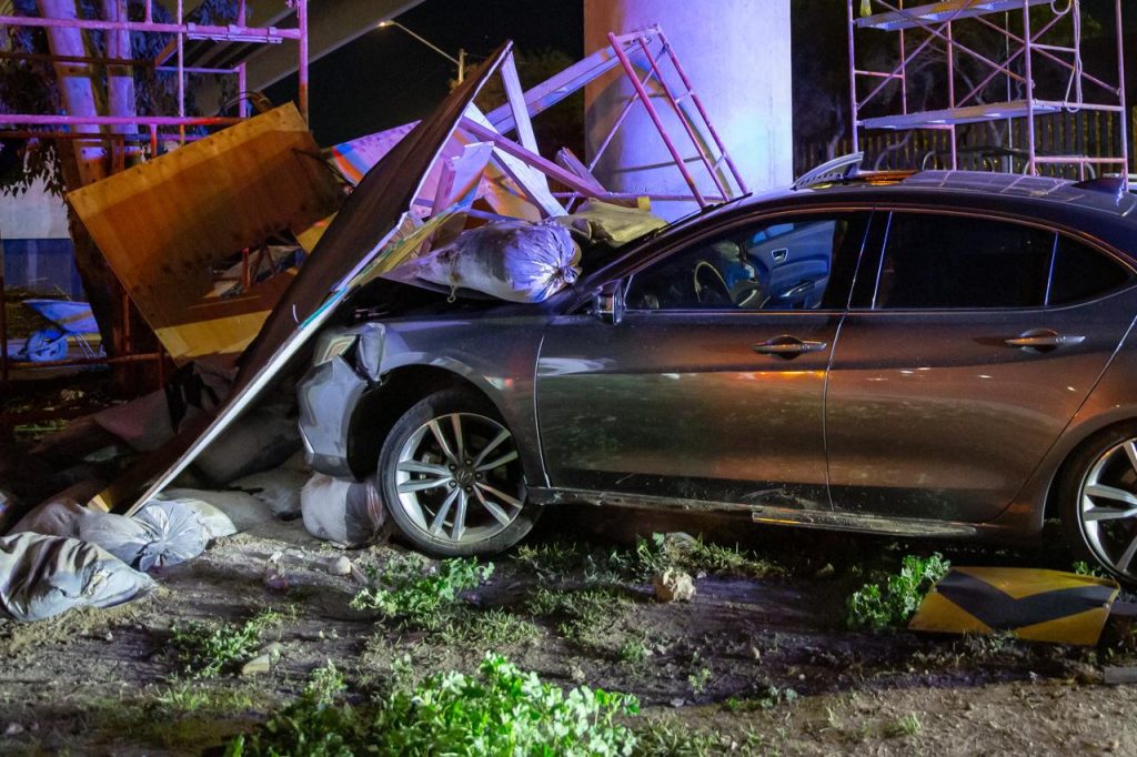 Vehículo se impacta contra viaducto en la colonia Libertad #Tijuana