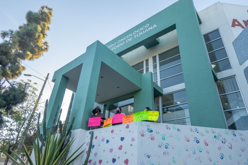 Pacientes del Centro Oncológico Ambulatorio de Tijuana se manifiestan por falta de quimioterapias