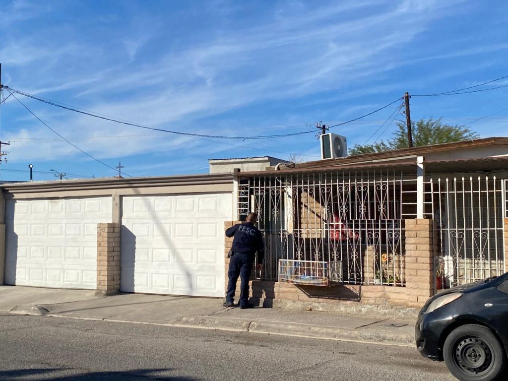 Catean casa de ex agente que amenazó con arma de fuego a su mamá