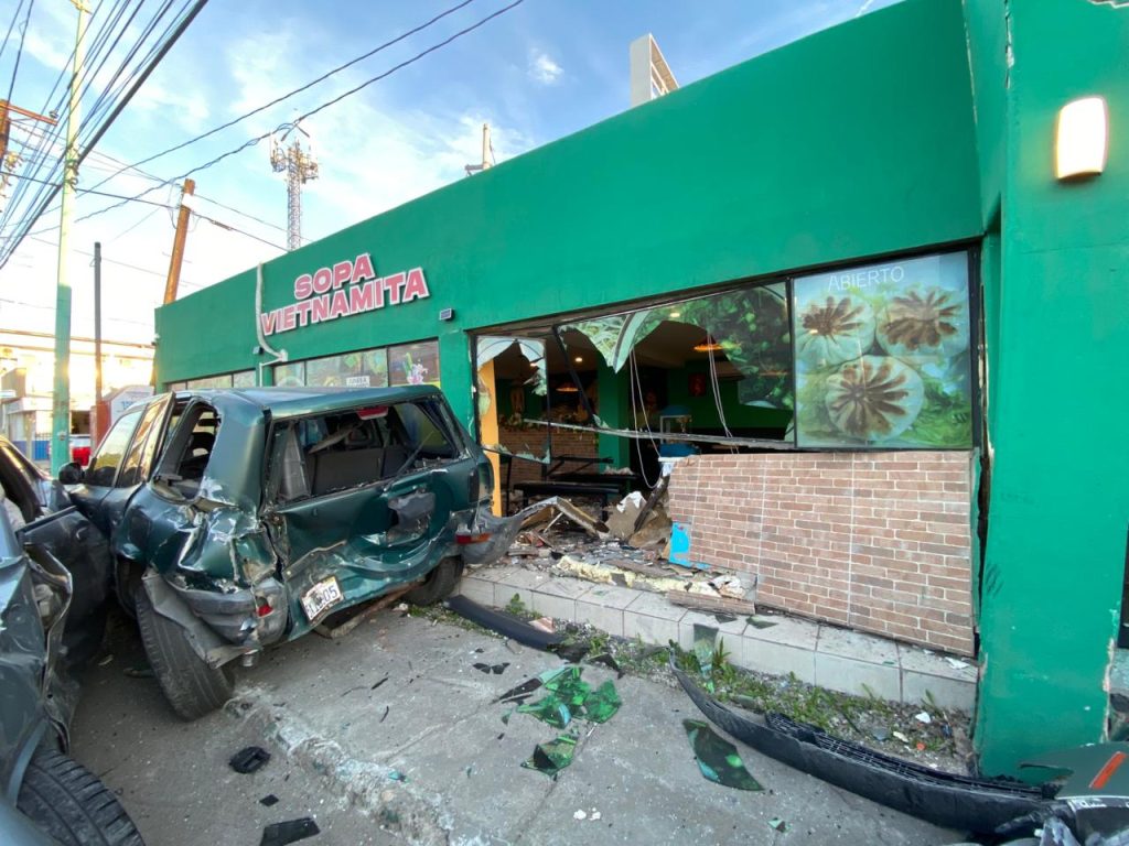 Media docena de autos involucrados en accidente de tránsito: reportan heridos