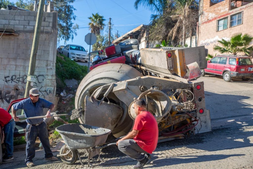 Máquina revolvedora de cemento termina volcada en la colonia Rinconada