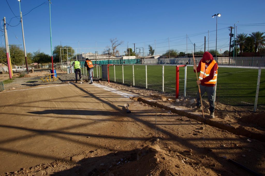 Norma Bustamante supervisa rehabilitación de unidad deportiva en Pueblo Nuevo