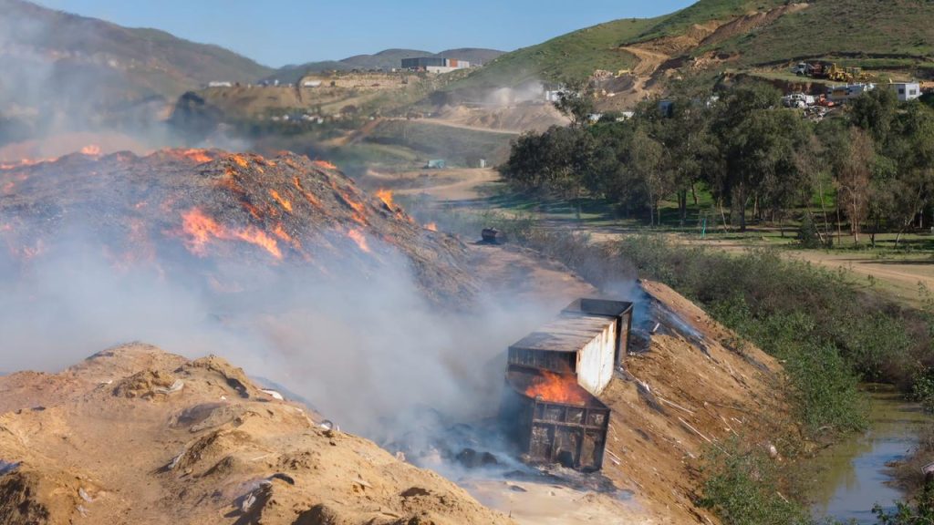 Incendio en procesadora de aserrín en Tijuana continúa activo; podría prolongarse varios días