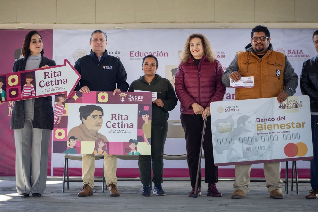 Inicia entrega de tarjetas de la beca universal Rita Cetina a estudiantes de secundaria