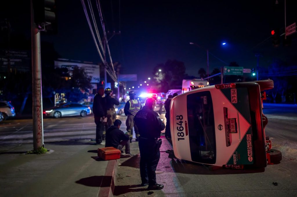 Choque y volcadura en Otay; otro taxi de ruta involucrado