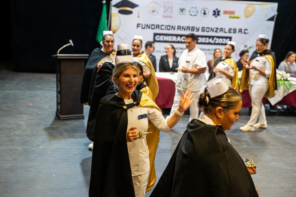 Fundación Anaby Gonzáles gradúa a 15 auxiliares de enfermería en Playas de Rosarito