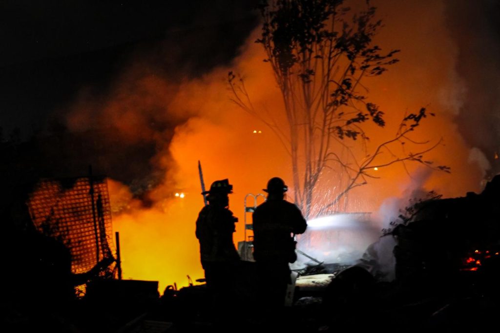 Incendio consume 6 viviendas en Granjas Familiares División del Norte #Tijuana