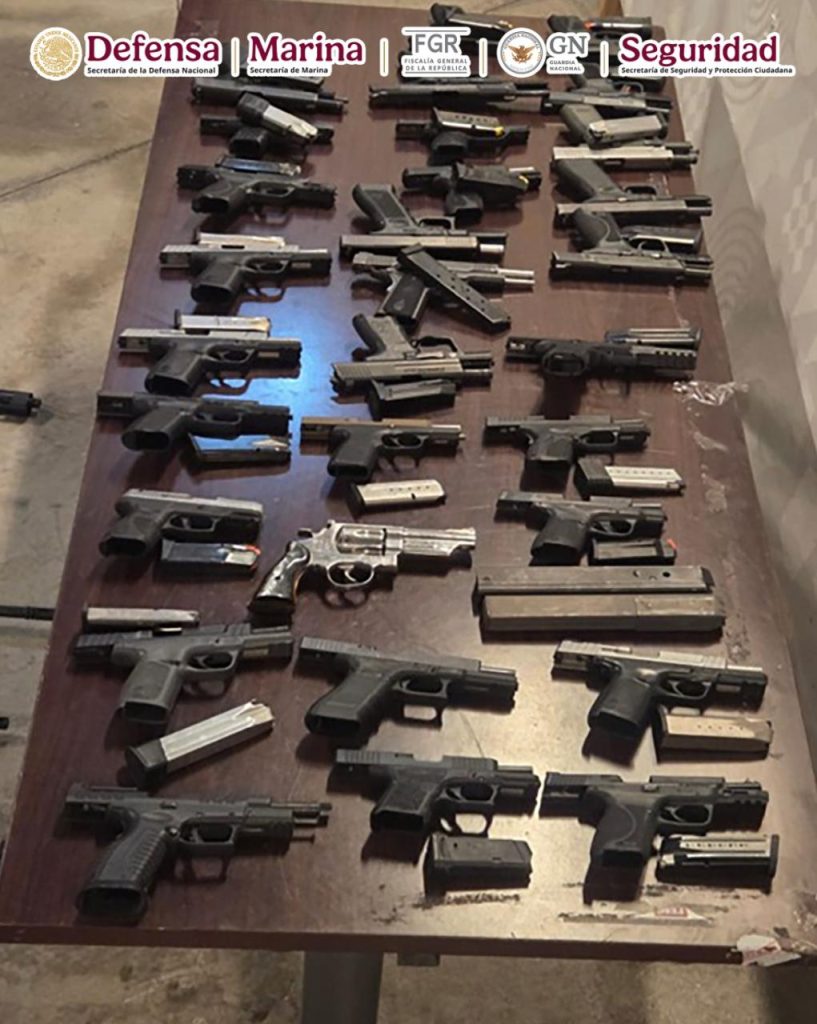 Aseguran 51 armas en vehículo en Tecate