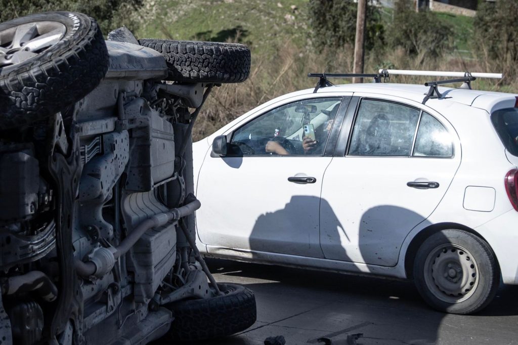 Volcadura y choque en el bulevar 2000 deja daños materiales