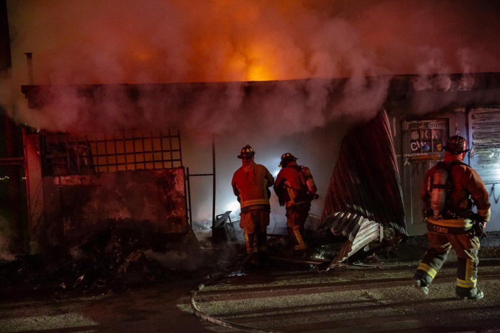 Incendio consume dos locales comerciales en la colonia 20 de Noviembre