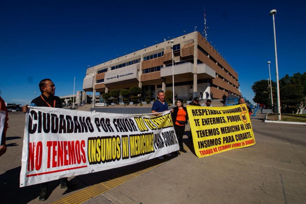 Trabajadores de Salud se manifiestan en Mexicali por falta de pagos e insumos