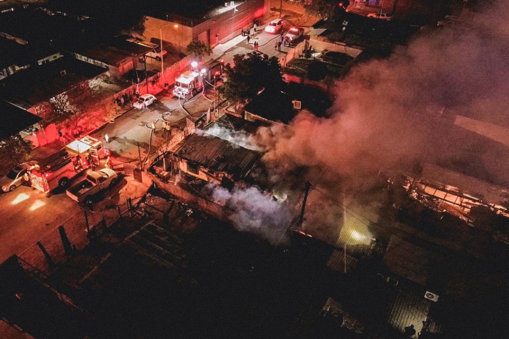 Voraz incendio arrasa con una casa y daña a otra en la ProHogar en Mexicali