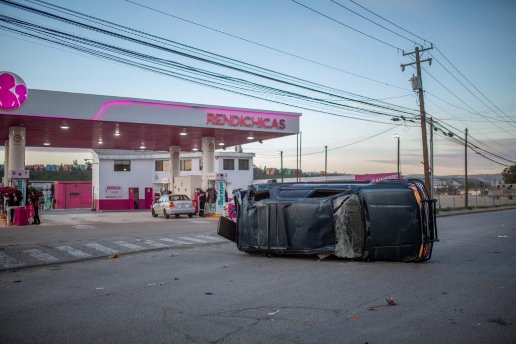 Accidente provoca volcadura en Campestre Murua; no hay lesionados