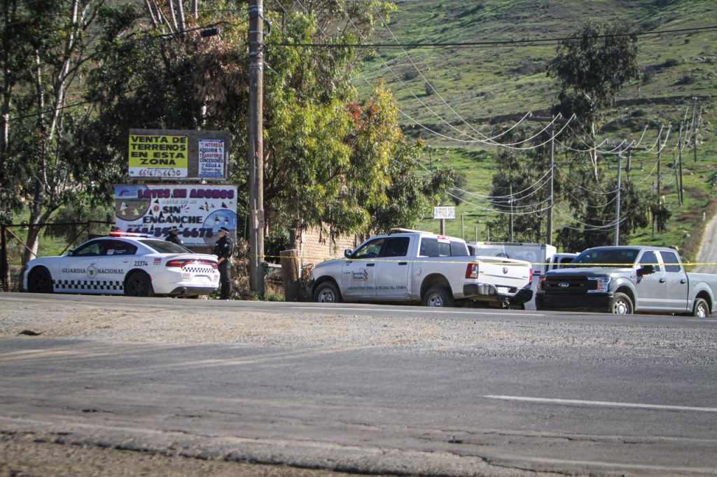 Localizan a hombre sin vida con mensaje de amenazas en carretera Tijuana–Tecate