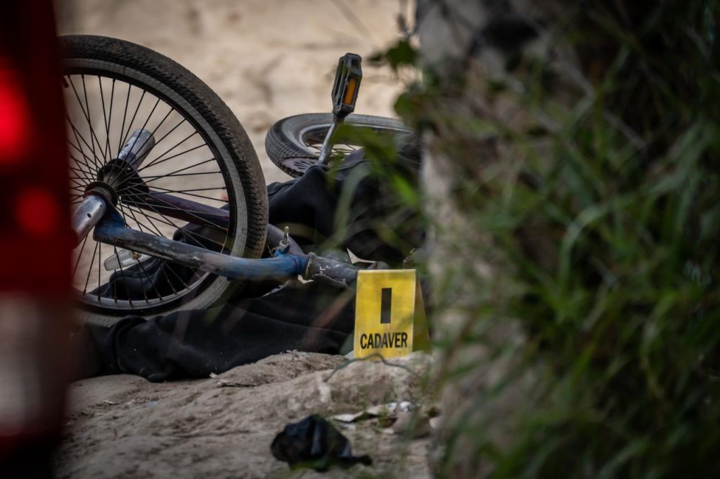 Hombre atacado a disparos cuando viajaba en bicicleta; paramédicos declararon sin vida