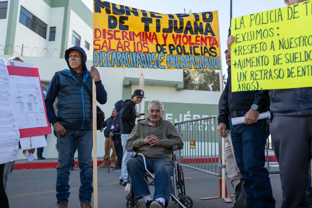 Policías jubilados, incapacitados y viudas de oficiales caídos se manifiestan durante conferencia de la presidenta
