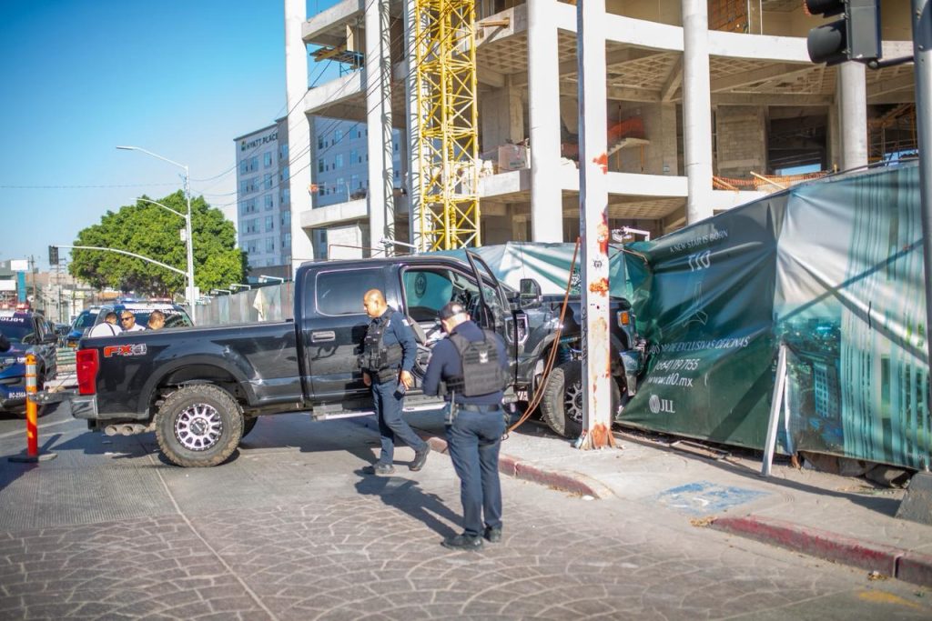 Conductor se impacta contra barda de una construcción en el bulevar Agua Caliente; presuntamente sufrió malestar médico