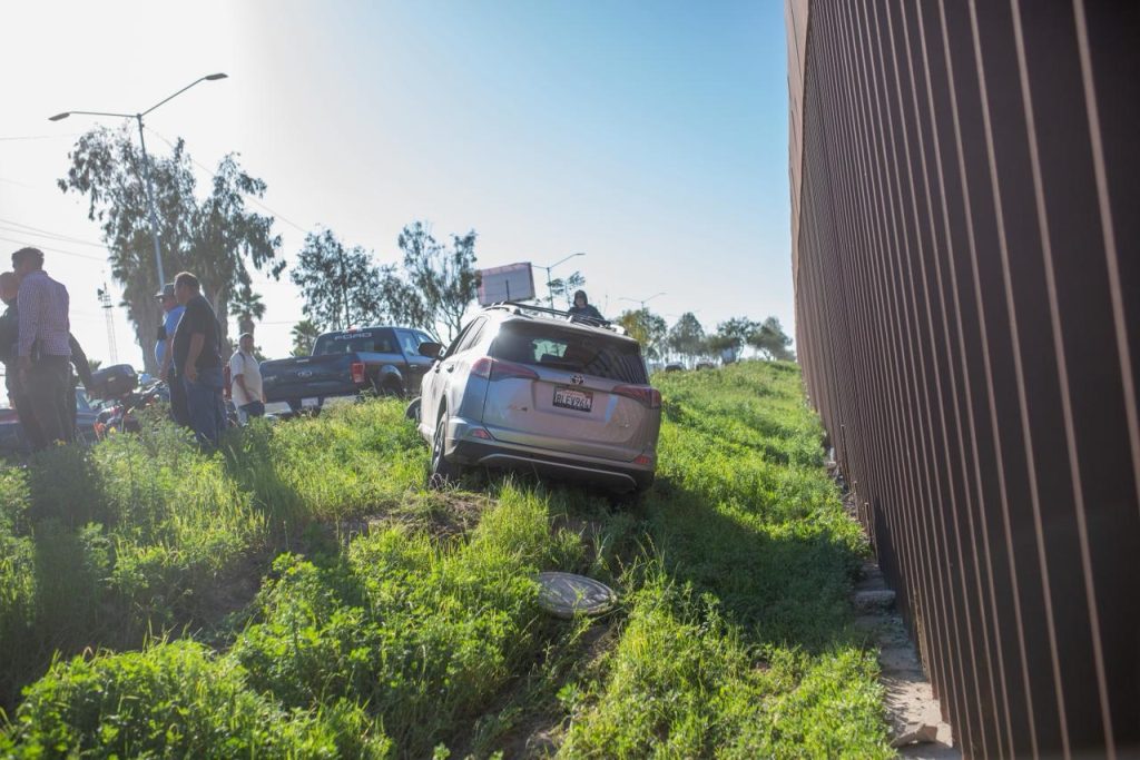 Choque en bulevar Aeropuerto deja dos vehículos fuera del camino, impactados contra el muro fronterizo