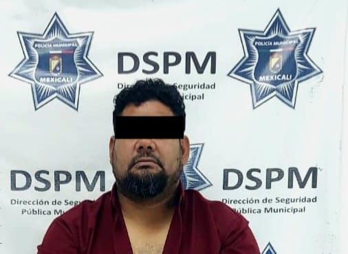 Arrestan a taxista en hotel, acusado de abuso sexual