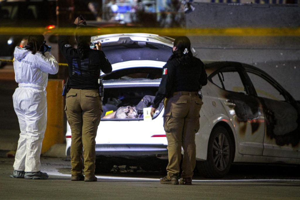 Incendian vehículo en estacionamiento de una tienda comercial en Villa del Campo; habían 3 cuerpos adentro