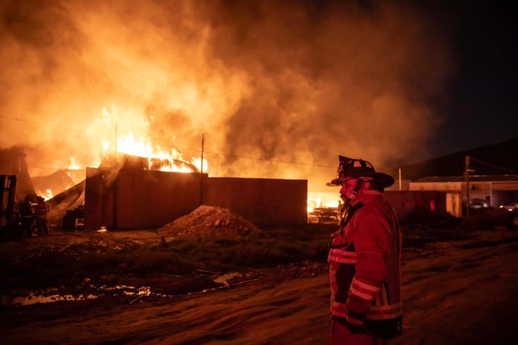 Incendio consume tarimera en Ejido Ojo de Agua; bomberos continúan labores