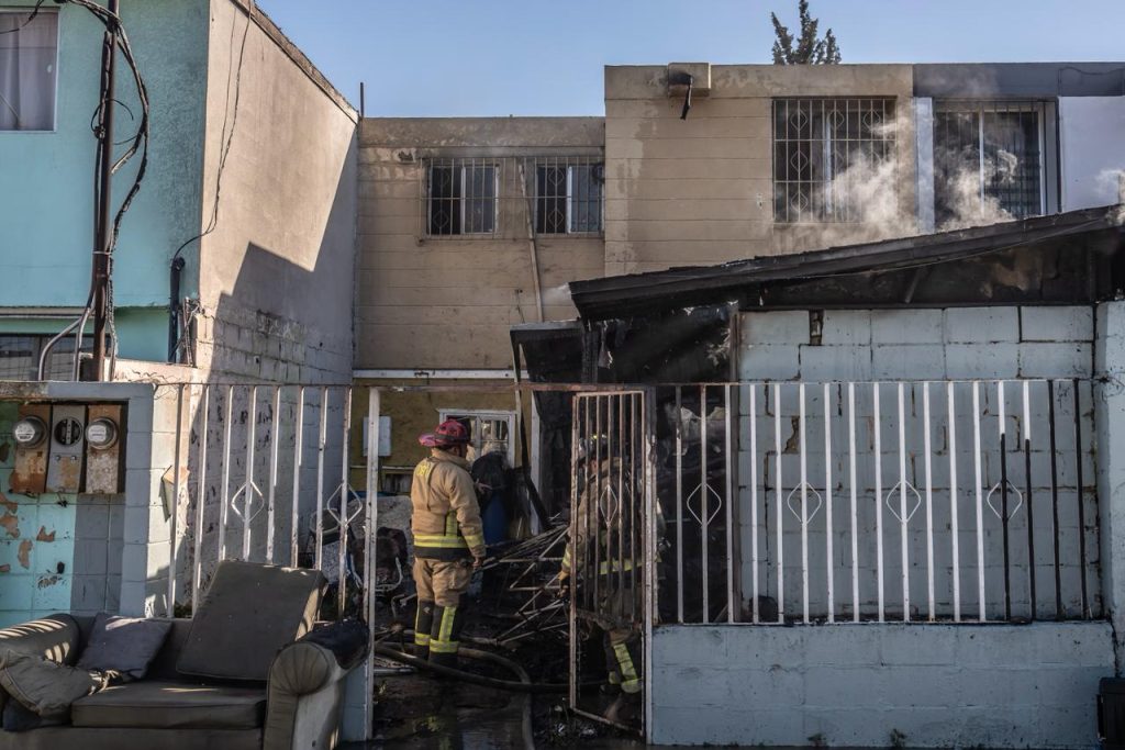 Mujer es rescatada ilesa por bomberos tras fuerte incendio en vivienda de Otay Jardín