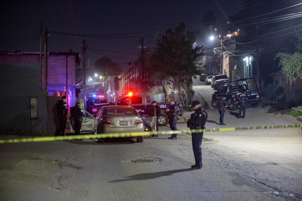 Hombre es hallado sin vida dentro de un vehículo en Los Laureles