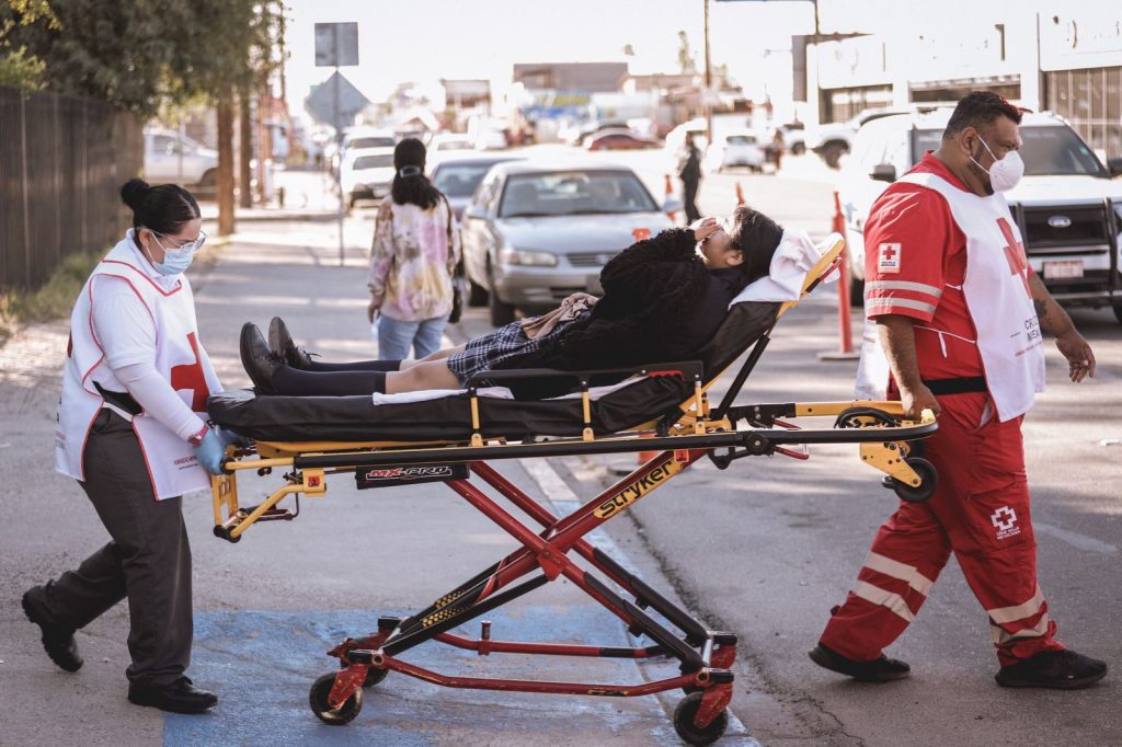 Por intoxicación en escuela trasladan a menores a unidades médicas en Mexicali