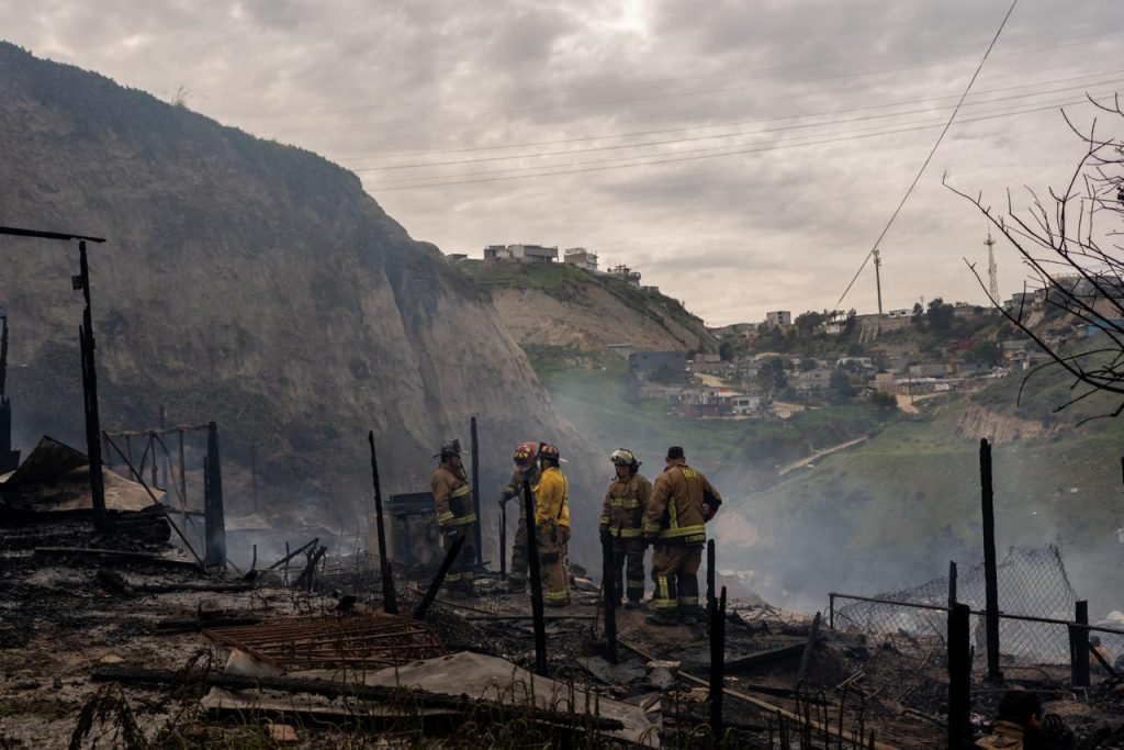 Incendio consume cinco casas de madera y un vehículo en Rancho Las Flores