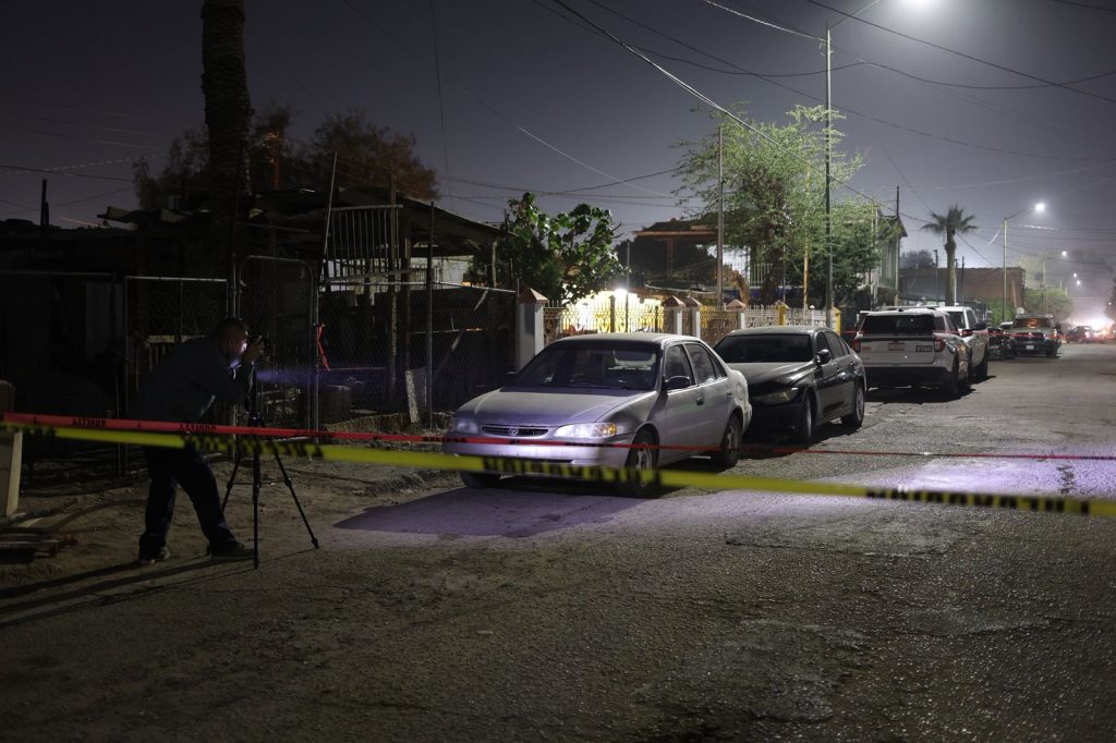 Ataque a dos masculino en la colonia Baja California; muere uno en Cruz Roja