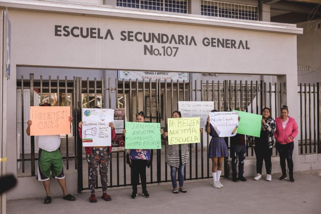 Alumnos y padres de familia se manifiestan por falta de clases en secundaria en Mexicali